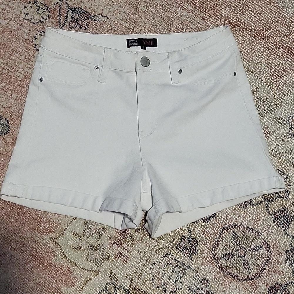 YMI WannaBettaButt White High-Rise Stretchy Cuffed 3" Inseam Shorts Size 9